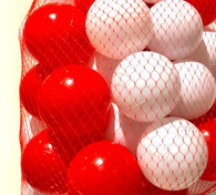 Bola merah dan putih dalam wadah